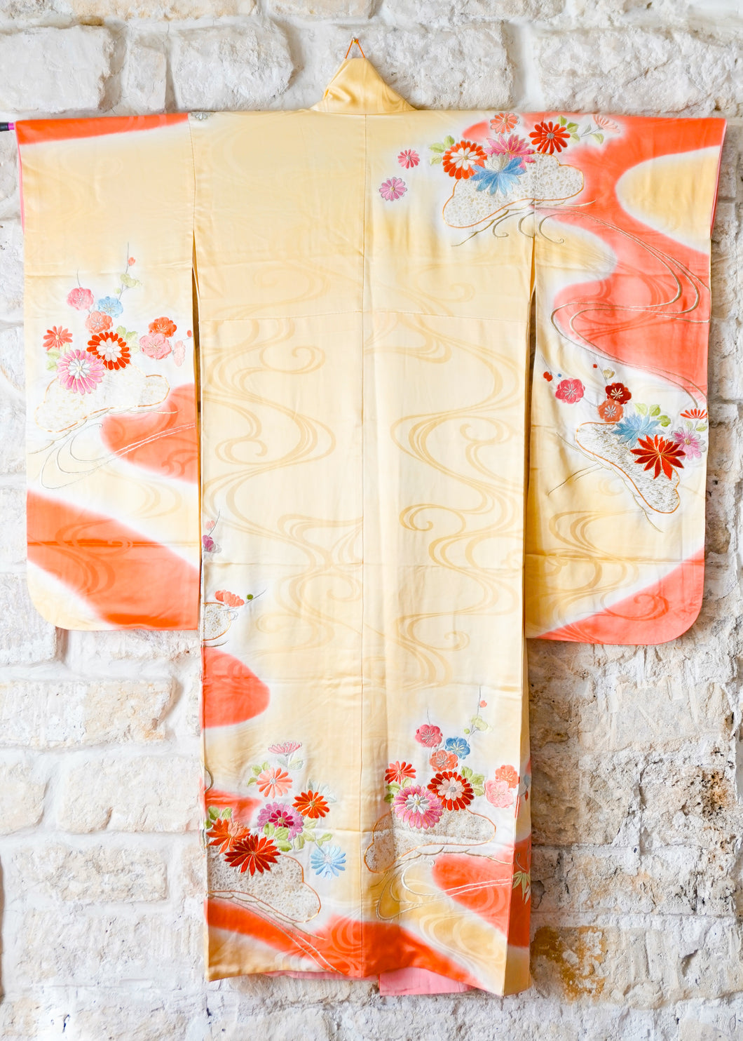 Kimono jaune pâle aux fleurs brodées