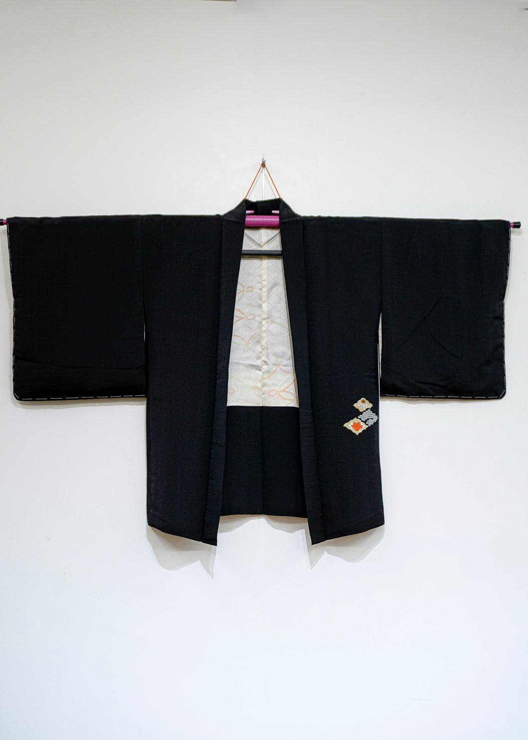 Haori noir motifs noirs, beiges et orange