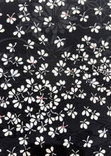 Load image into Gallery viewer, Haori noir aux petites fleurs
